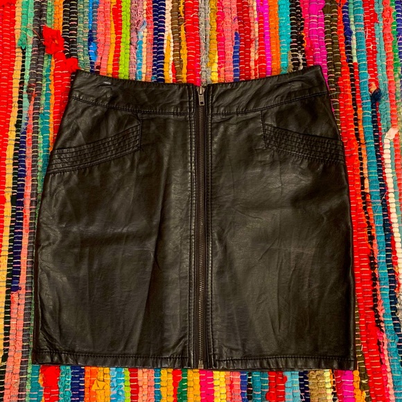 H&M divided faux leather front zip skirt 🖤
